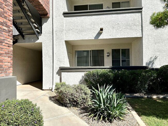 Building Photo - Fantastic Brick Commons condo in ideal loc...