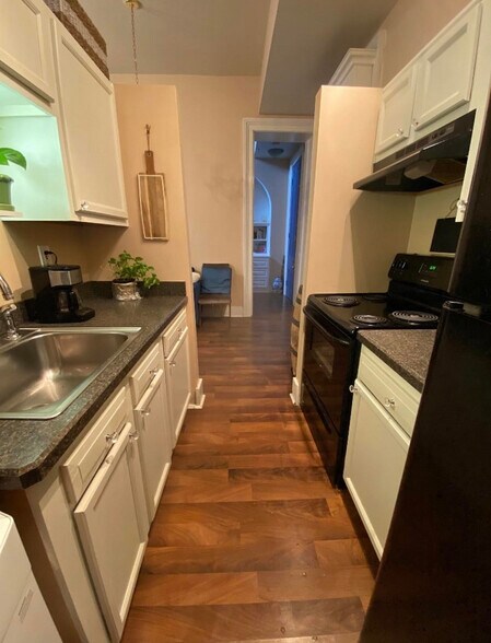 Building Photo - 124 E Oak St