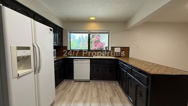 Building Photo - Sprawling 5 BD | 3 BA with Basement - Gresham
