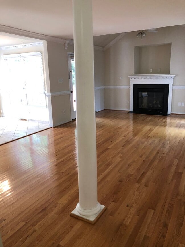 Building Photo - Stunning 4bdrm/2.5bth Home w/Loft Located in Chesterfield! Fenced in Backyard, 2 Car Garage, and ...