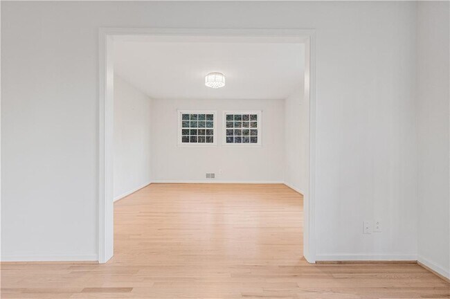 Building Photo - 2713 Briarlake Rd NE