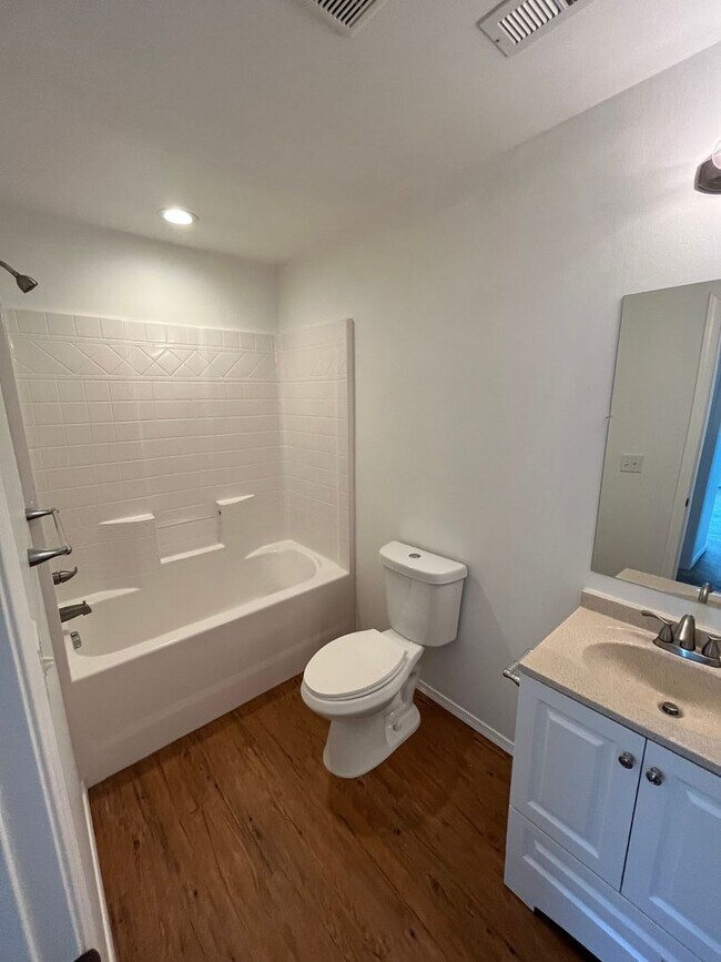 Building Photo - Beautiful Townhouse Available Now!