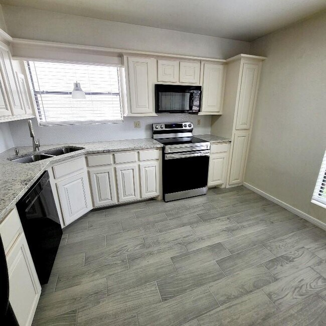Building Photo - 16430 Clearwater Cir