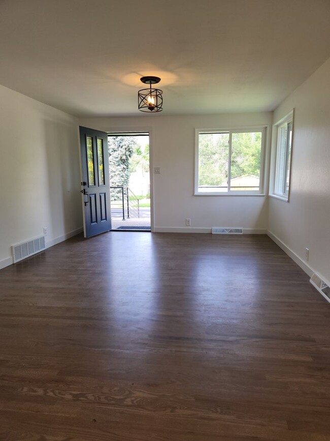 Building Photo - Completely renovated Ranch Style home in E...