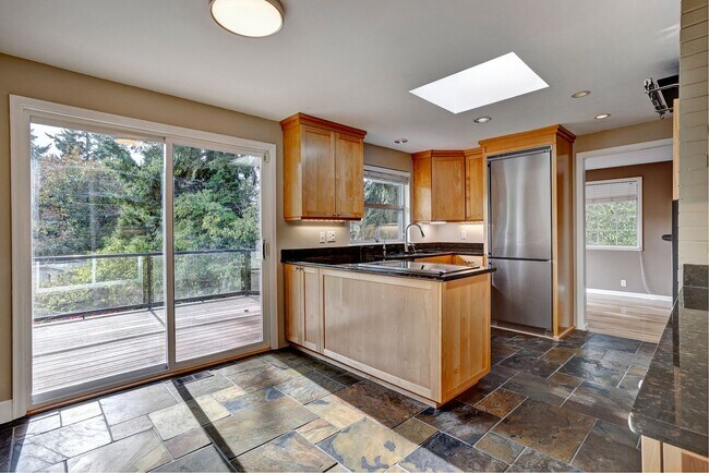 Building Photo - 5bd/2.75ba Shoreline House