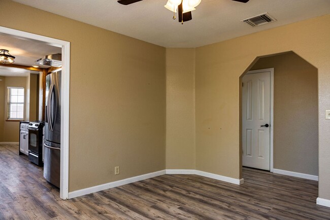 Building Photo - NORTHWEST SOLAR HOME - AVAILABLE NOW!!