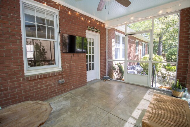 Building Photo - Charming updated 3 bed/2 bath brick bungal...