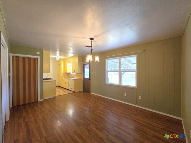 Building Photo - 616 W Ave E