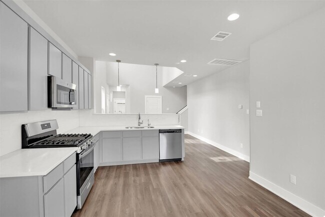 Building Photo - 208 Mirabeau Way