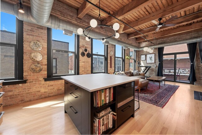 Building Photo - 2511 W Moffat St