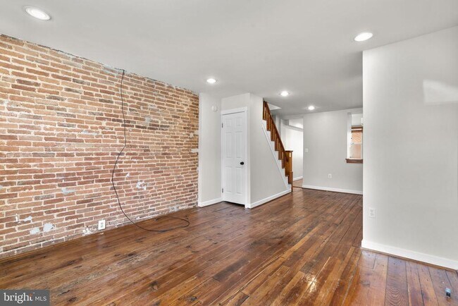Building Photo - 112 E Randall St