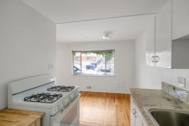 Building Photo - Charming 1BR Apartment in Denver