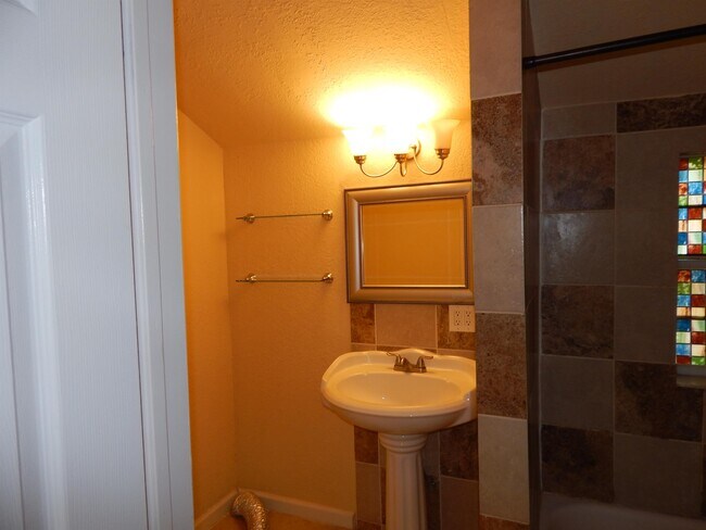 Building Photo - 507 Duncan Ave