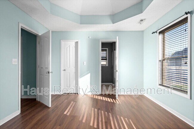 Building Photo - 3565 Southwood Dr