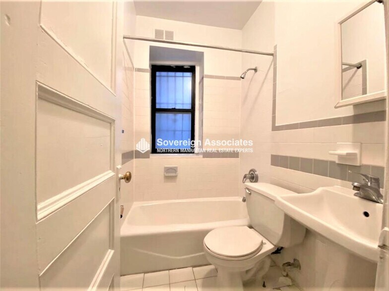 Building Photo - 209 W 108th St