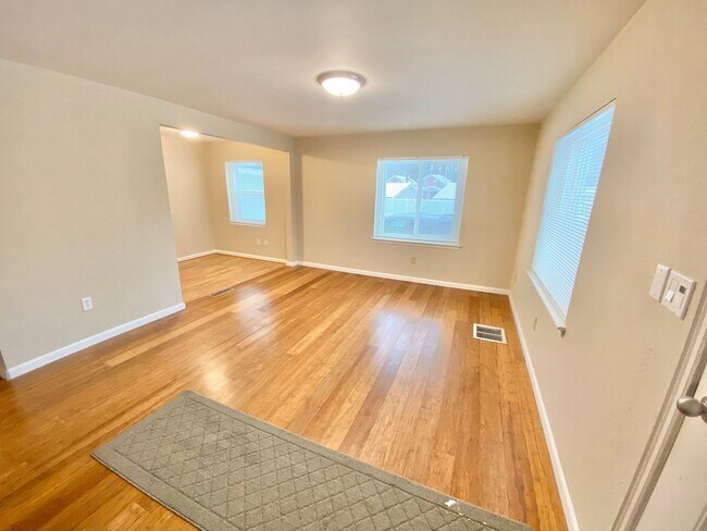 Building Photo - Newly Renovated 2 Bedroom Home in South Burlington Available 2/1