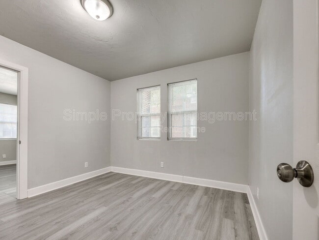 Building Photo - 1839 N Gatewood Ave