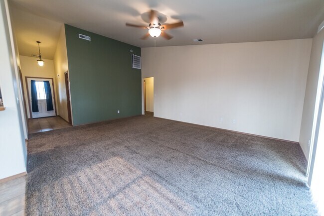 Building Photo - 4 Bedroom 2 Bath Home for Rent