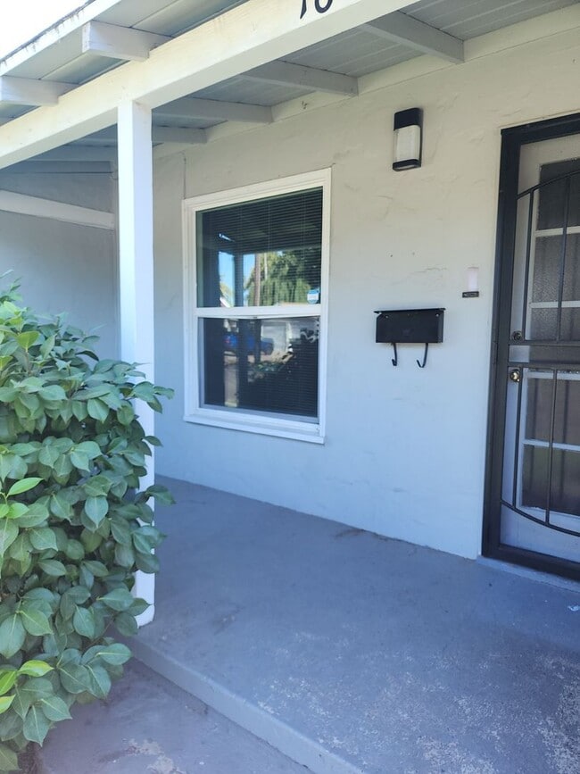 Building Photo - Escalon cute 2 bedroom duplex w/garage With Move In Special 1/2 off First Month's Rent