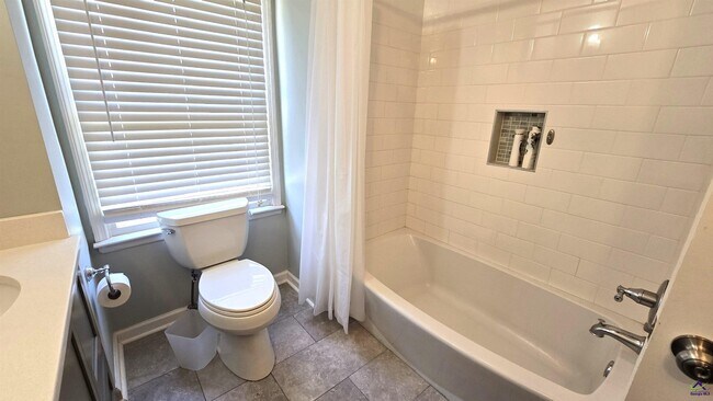 Building Photo - 201 Quail Run Dr