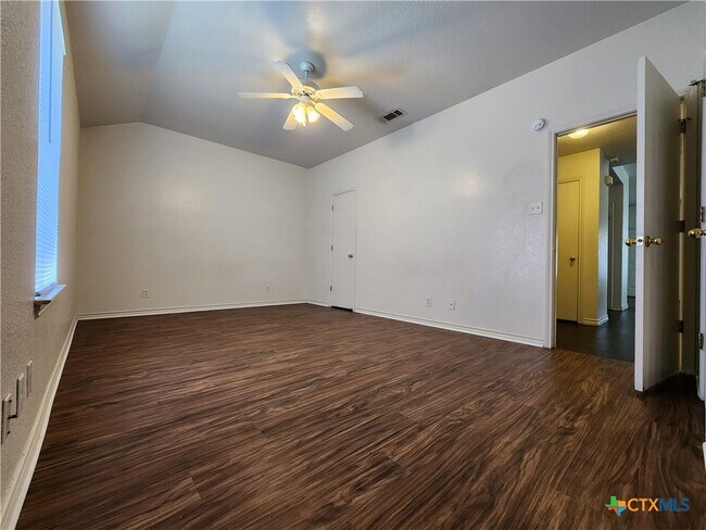 Building Photo - 3204 Toledo Dr