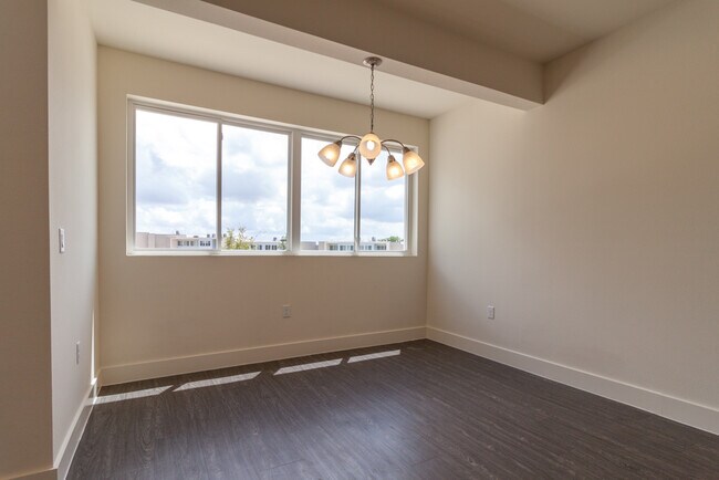 Building Photo - Stunning 2/2.5 multi-level Skybridge Lofts...