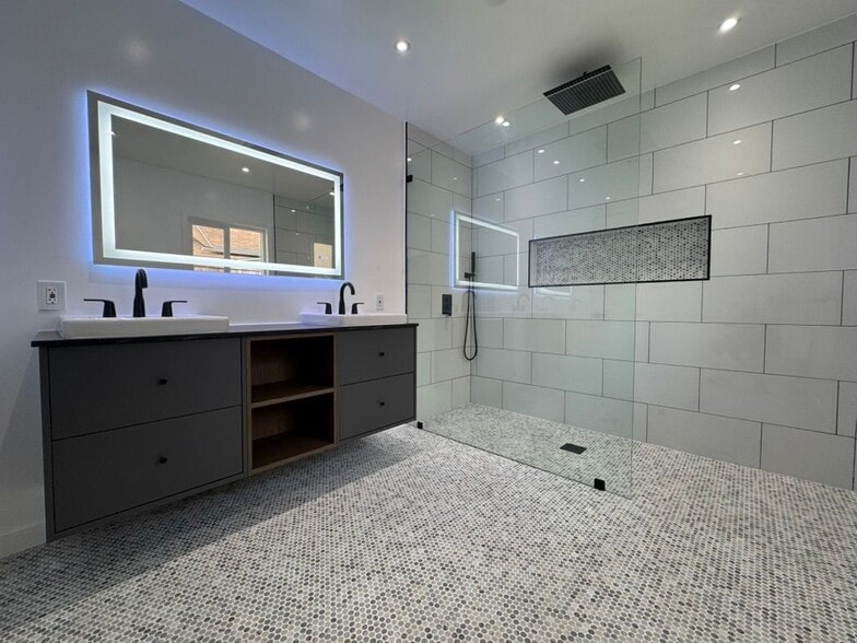 Building Photo - 2212 Linda Flora Dr