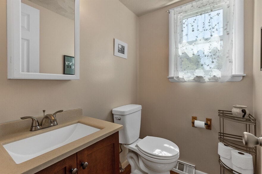 Building Photo - 10 James Dr