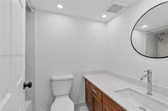 Building Photo - 1520 NE 56th St