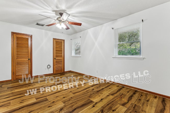 Building Photo - 2444 Somerset Dr