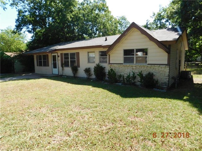 Building Photo - 1005 S 19th