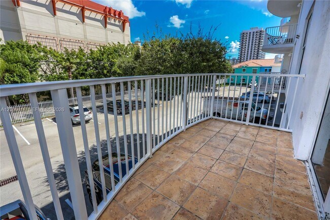 Building Photo - 1555 N Treasure Dr