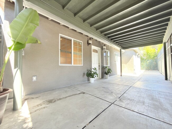 Building Photo - Modern 2BD/2BA ADU in Prime Toluca Terrace Location