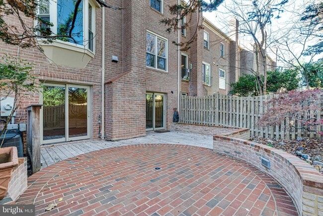 Building Photo - 1423 McLean Mews Ct