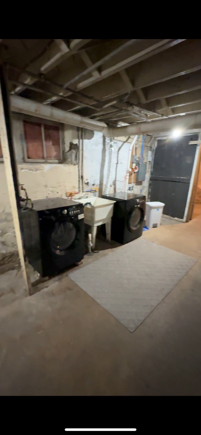 Building Photo - 733 Wright St