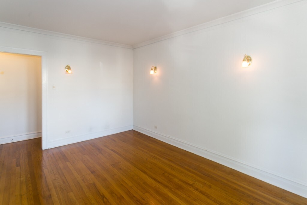 Building Photo - 1913 W Larchmont Ave