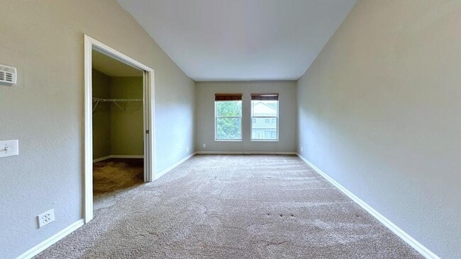 Building Photo - 8006 Thoroughbred Loop
