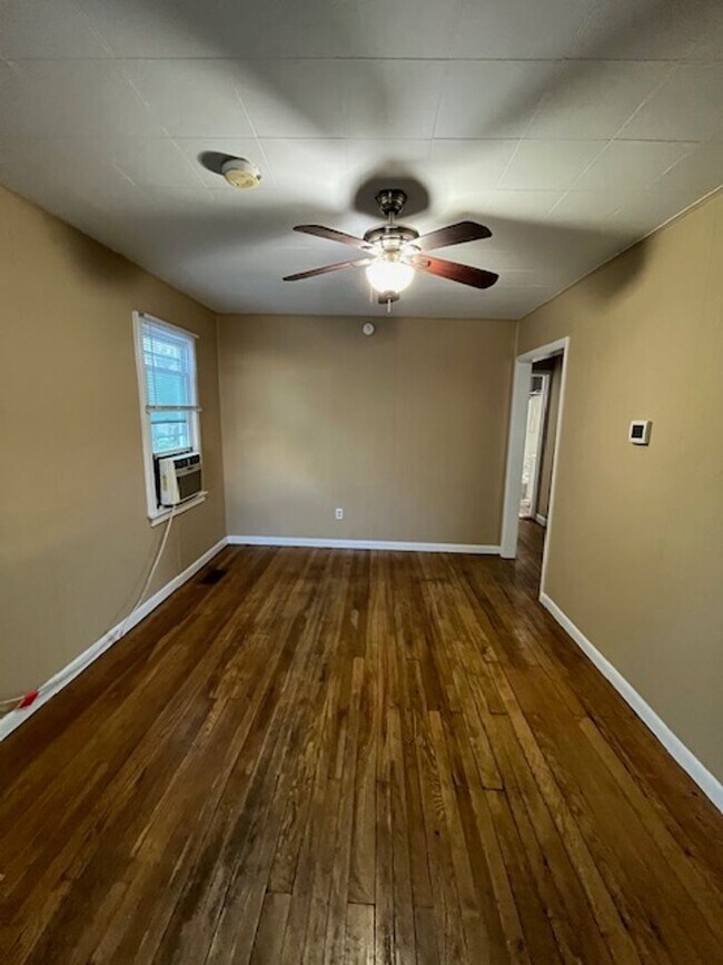Building Photo - 2 bedroom, 1 bathroom home located in the heart of Lexington