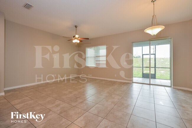 Building Photo - 824 Grand Hilltop Dr