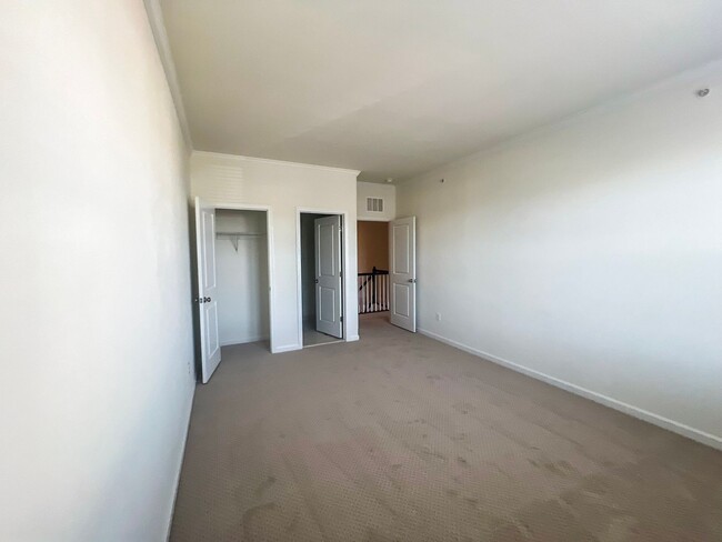 Building Photo - Luxurious 3 Bed 3.5 Bath Townhome In Vibra...