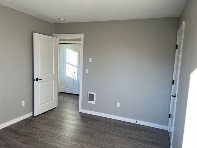 Building Photo - Newer 3 bedroom 2.5 bathroom duplex in Thu...