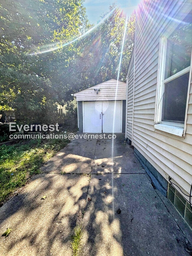 Building Photo - 8002 Bellevue Ave