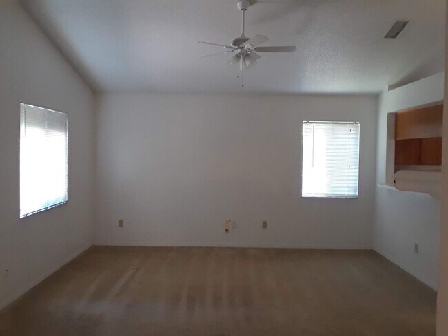 Building Photo - Lovely 3 Bedroom 2 Bathroom HOME!!!