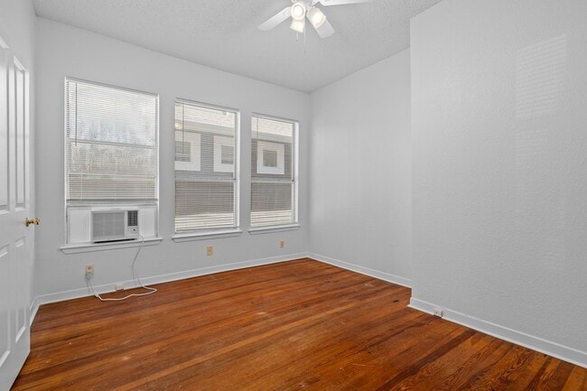 Building Photo - Clarksville Classic - Old School - 1 Bd/1Ba  -  Million Dollar Neighborhood - $1495