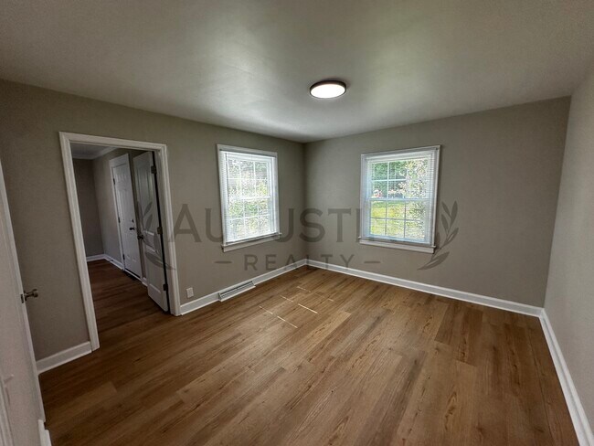 Building Photo - 2723 Robin Hood Dr