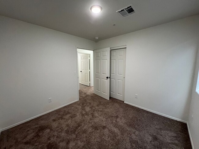 Building Photo - NEWER TOWNHOME!