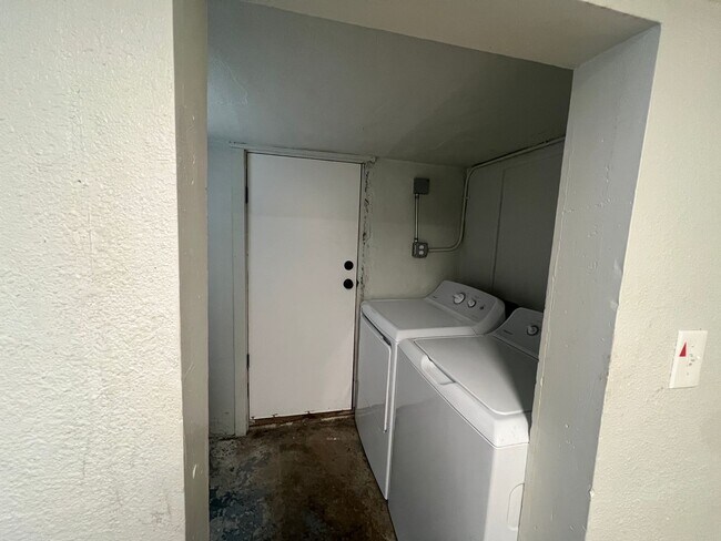 Building Photo - 2 Bed 1 Bath House in Westwood Neighborhood