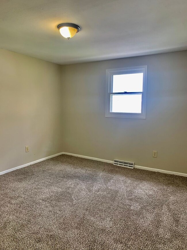 Building Photo - 8038 Evesborough Dr