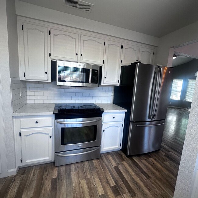 Building Photo - Must See!! Gorgeous 2 Bedroom, 2 Bathroom ...