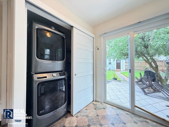 Building Photo - Fully Furnished North Tacoma Home Near Ruston Way & Stadium District!